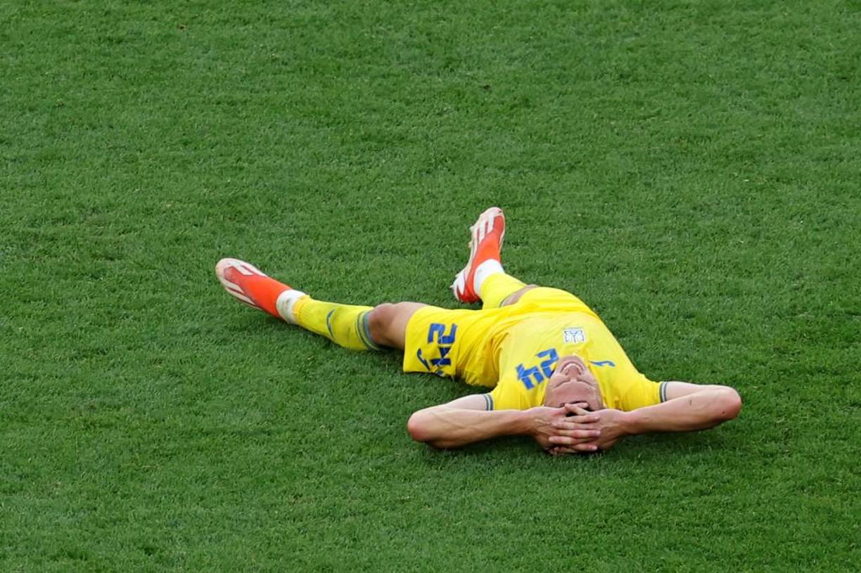 Los ucranianos se lanzaron al césped lamentando la eliminación ya que se marchan con la misma cantidad de puntos que lograron el resto de las otras tres selecciones.