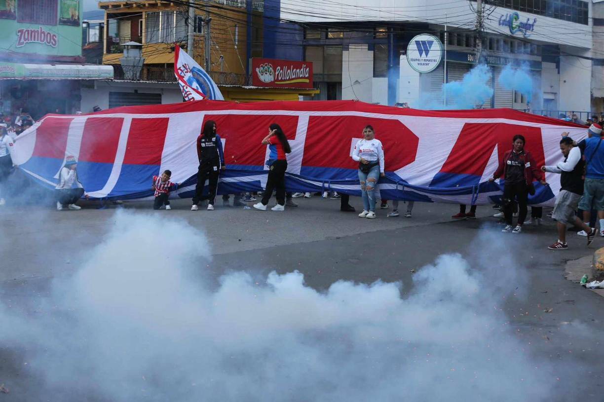 Una fiesta blanca en las afueras del Estadio Nacional previo al debut de los Albos.