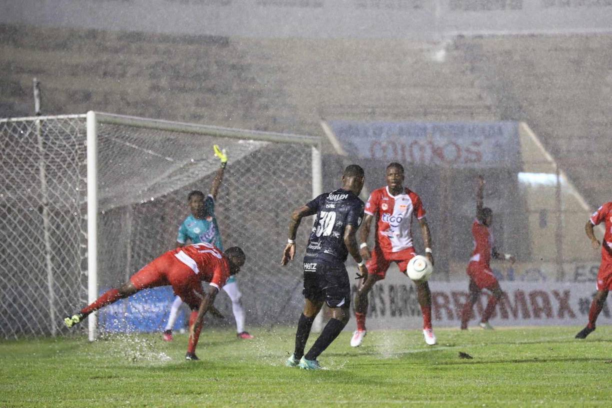 Real España no necesitó ni cinco minutos para hacer daño en la portería defendida por Amílcar Benguché, quien vio pasar el balón que perforó su red apenas a los dos minutos de juego.