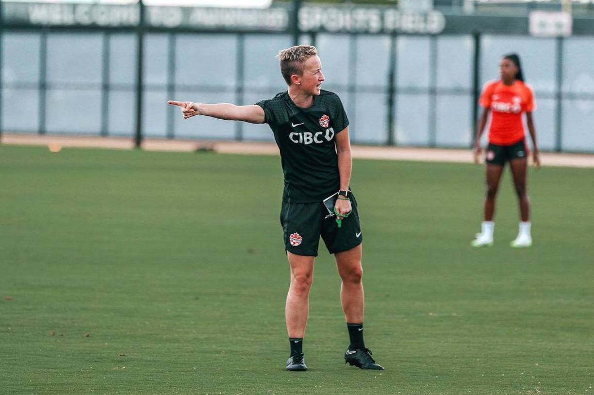 Por su parte, la seleccionadora canadiense, Bev Priestman, anunció previo al duelo su ausencia en el banquillo durante el encuentro contra las oceánicas al no considerarlo apropiado luego de lo ocurrido.