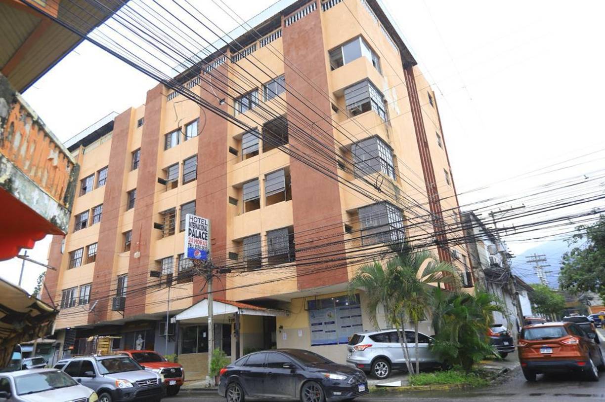 Hotel Internacional Palace abierto las 24 horas, cuenta con 29 habitaciones y piscina, está ubicado en la 8 avenida, entre 3 y 4 Calle SO, Barrio El Centro.
