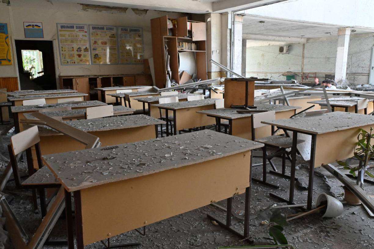 “Hay 2,229 edificios y casas destruidos en Járkov y toda la región. Las vamos a restaurar, vamos a reconstruir y vamos a hacer que vuelva vida. En Járkov y en todas las otras ciudades y aldeas donde vino el mal”, declaró el presidente ucraniano Volodimir Zelenski.