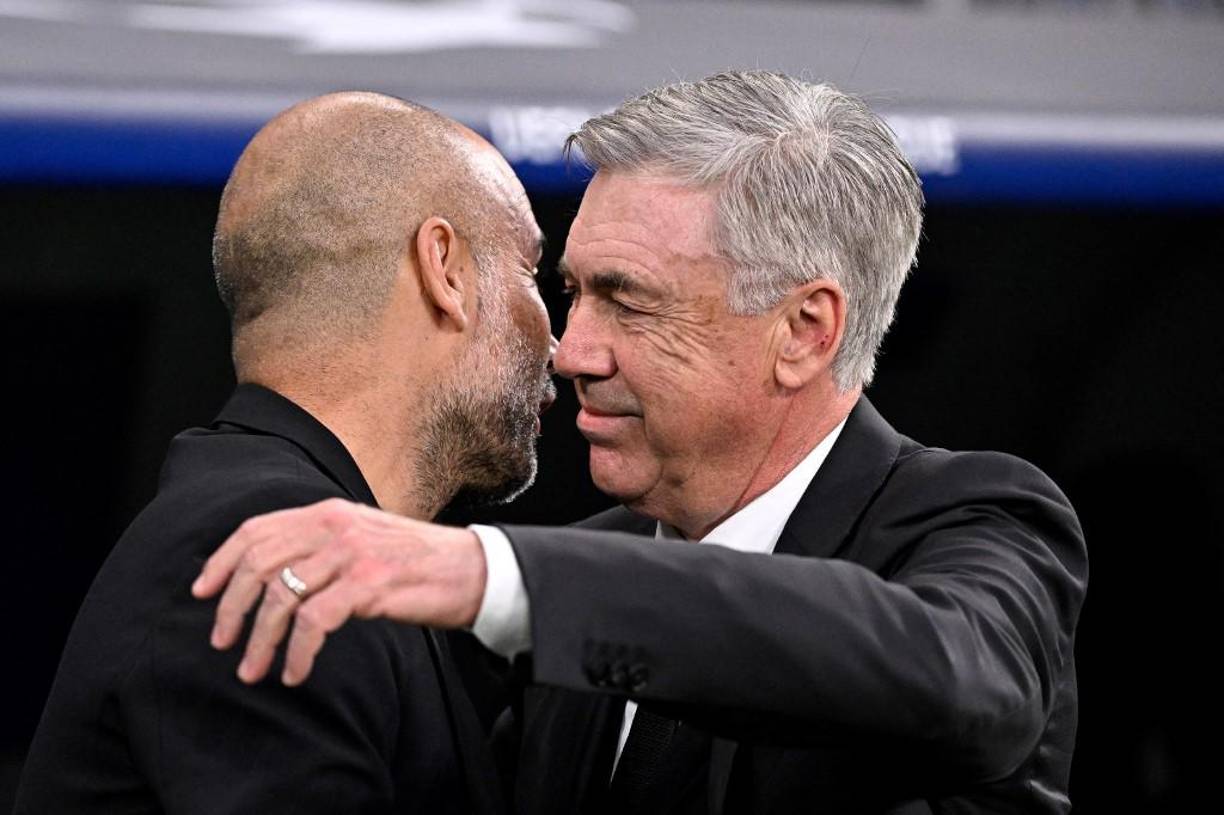 Pep Guardiola y Ancelotti se dieron un abrazo antes del pitazo inicial.