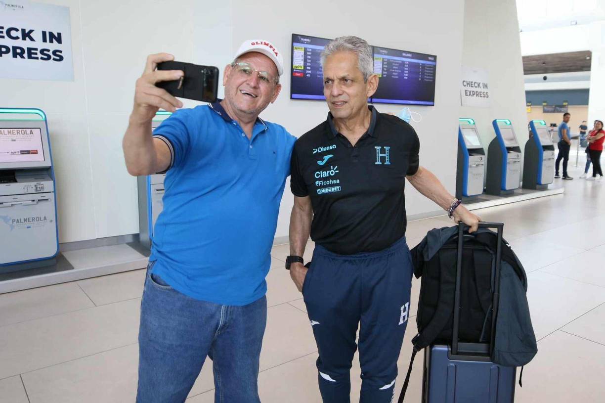 Ninguno se quiso perder la fotografía con el entrenador de la Bicolor que tendrá su debut este domingo.