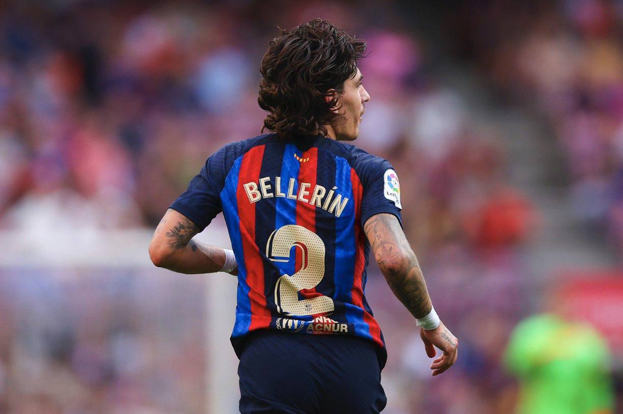 El defensor español Héctor Bellerín habría decidido no seguir en el Barcelona y volver a vestir la camiseta del Real Betis.