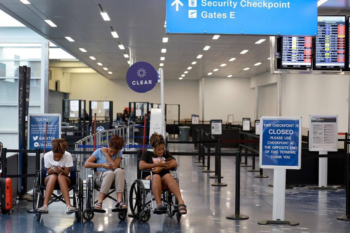 El municipio de Fort <b>Lauderdale</b> pidió paciencia a los habitantes mientras los equipos locales tratan de limpiar las numerosas carreteras que siguen cerradas. 