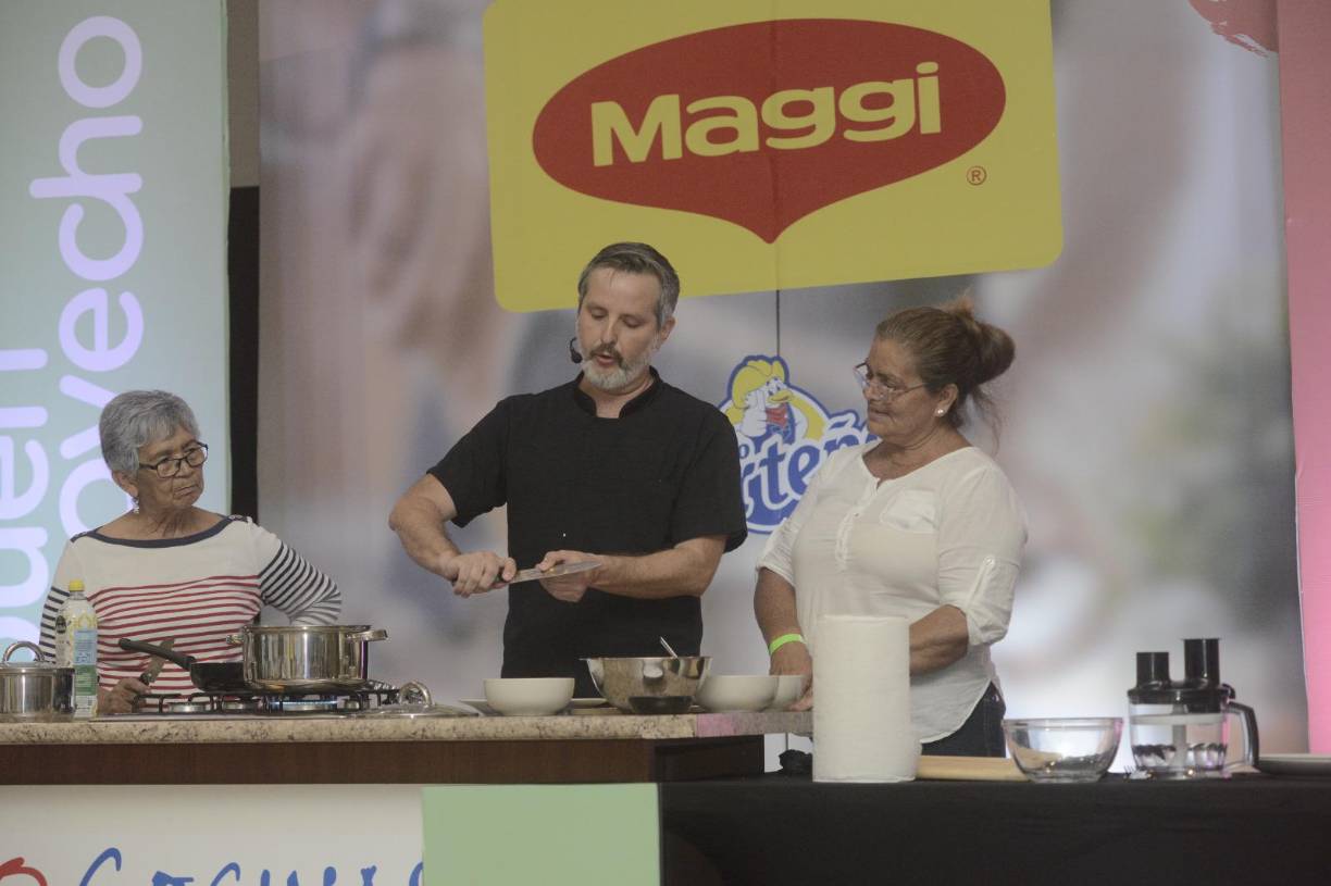 Las catrachas apredieron una receta nueva y se la pasaron muy bien junto al reconocido cocinero. 