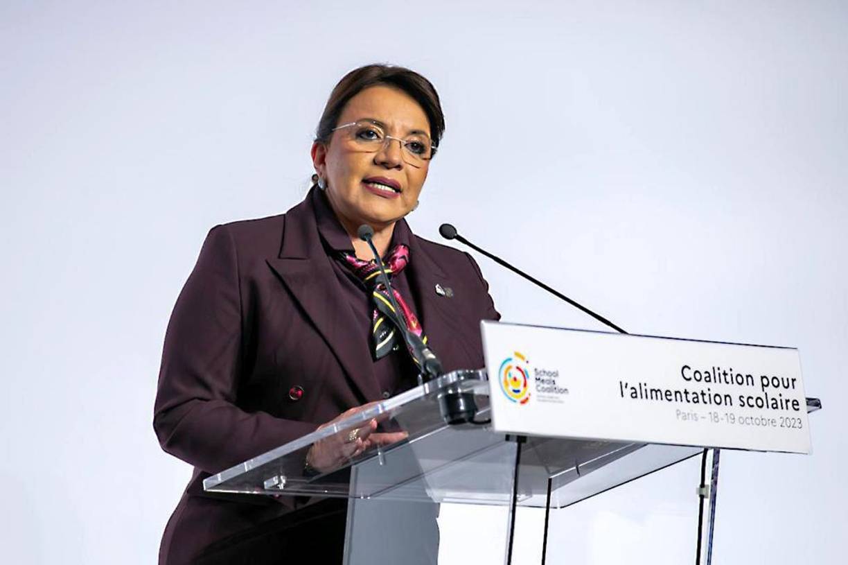 Castro agradeció a su homólogo francés Emmanuel Macron por reconocer a Honduras como un modelo exitoso con el Programa Nacional de Alimentación Escolar. 