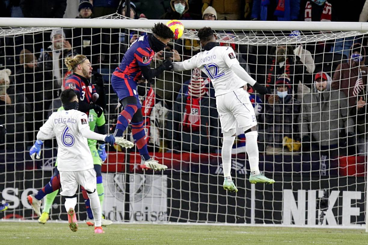 Weston McKennie le ganó a Romell Quioto en el salto para cabecear y marcar el primer gol de Estados Unidos.
