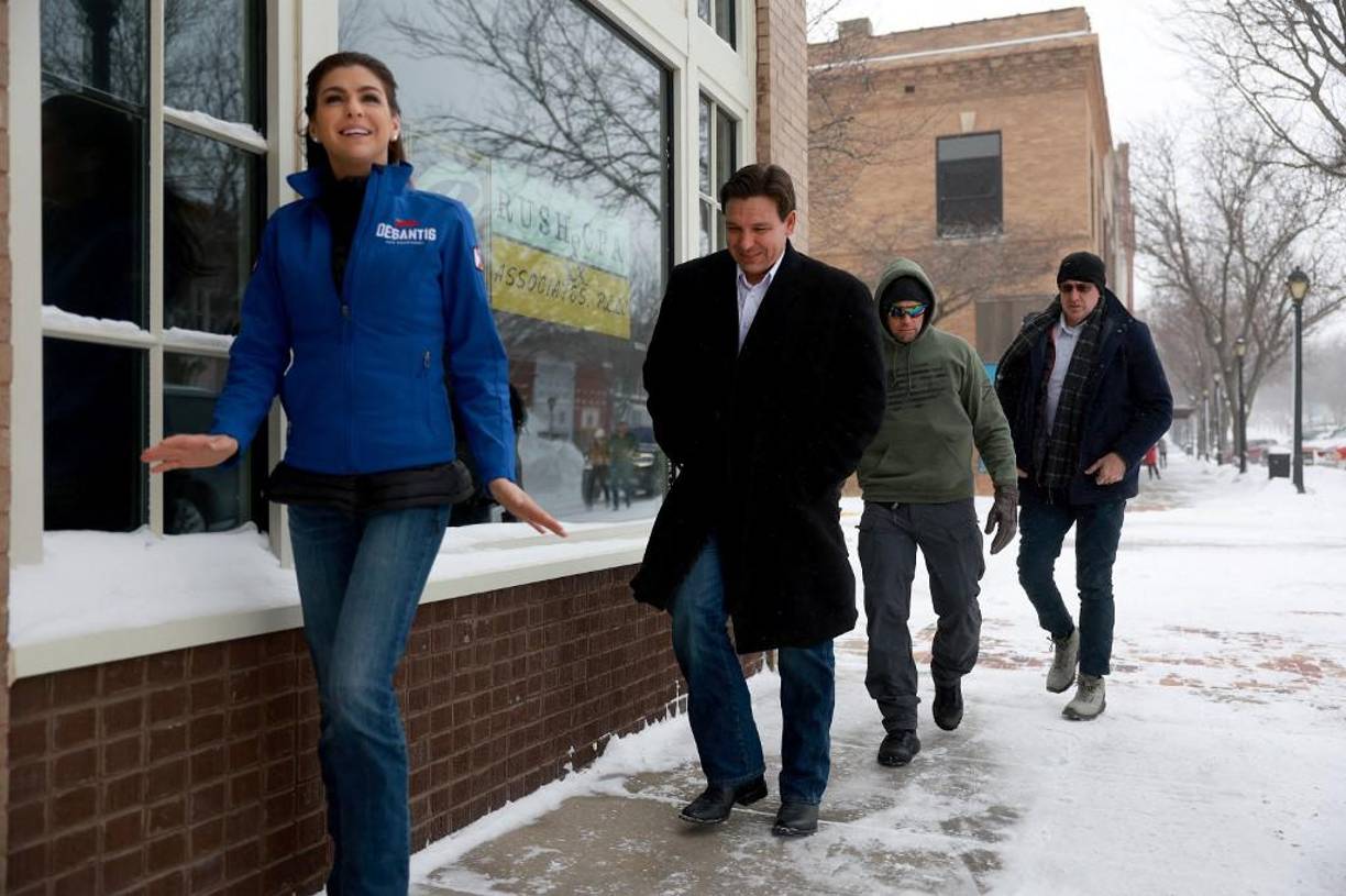 Trump salía derrotado y como una especie de paria político y DeSantis aprovechó el momento para surgir como la renovación del ‘trumpismo’ sin el expresidente. Pero Trump reapareció con toda la artillería y a DeSantis le ha resultado difícil maniobrar en ese escenario.