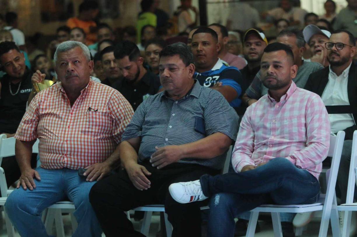En medio de la gala también estuvieron presentes todos los directivos del club incluyendo al presidente Samuel García, quien no se perdió detalles desde la primera fila.