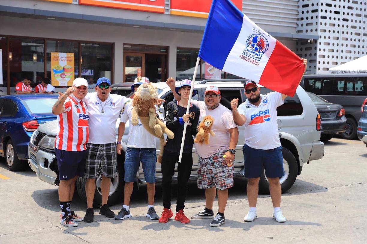 Banderas, camisetas, gorros y hasta leones. Así llegaron equipados estos aficionados del equipo Albo.