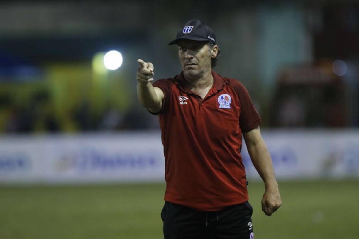 Pedro Troglio: Ha ganado seis títulos de Liga Nacional con Olimpia y su nombre ha sido vinculado para llegar al banquillo de la selección de Honduras.