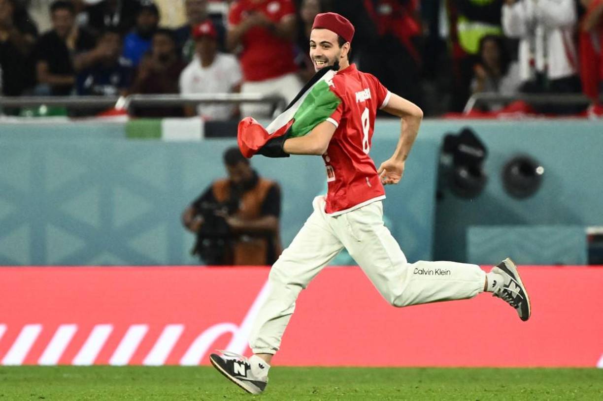 El invasor portaba una bandera Palestina el asombro de los aficionados por burlar a los elementos de seguridad.
