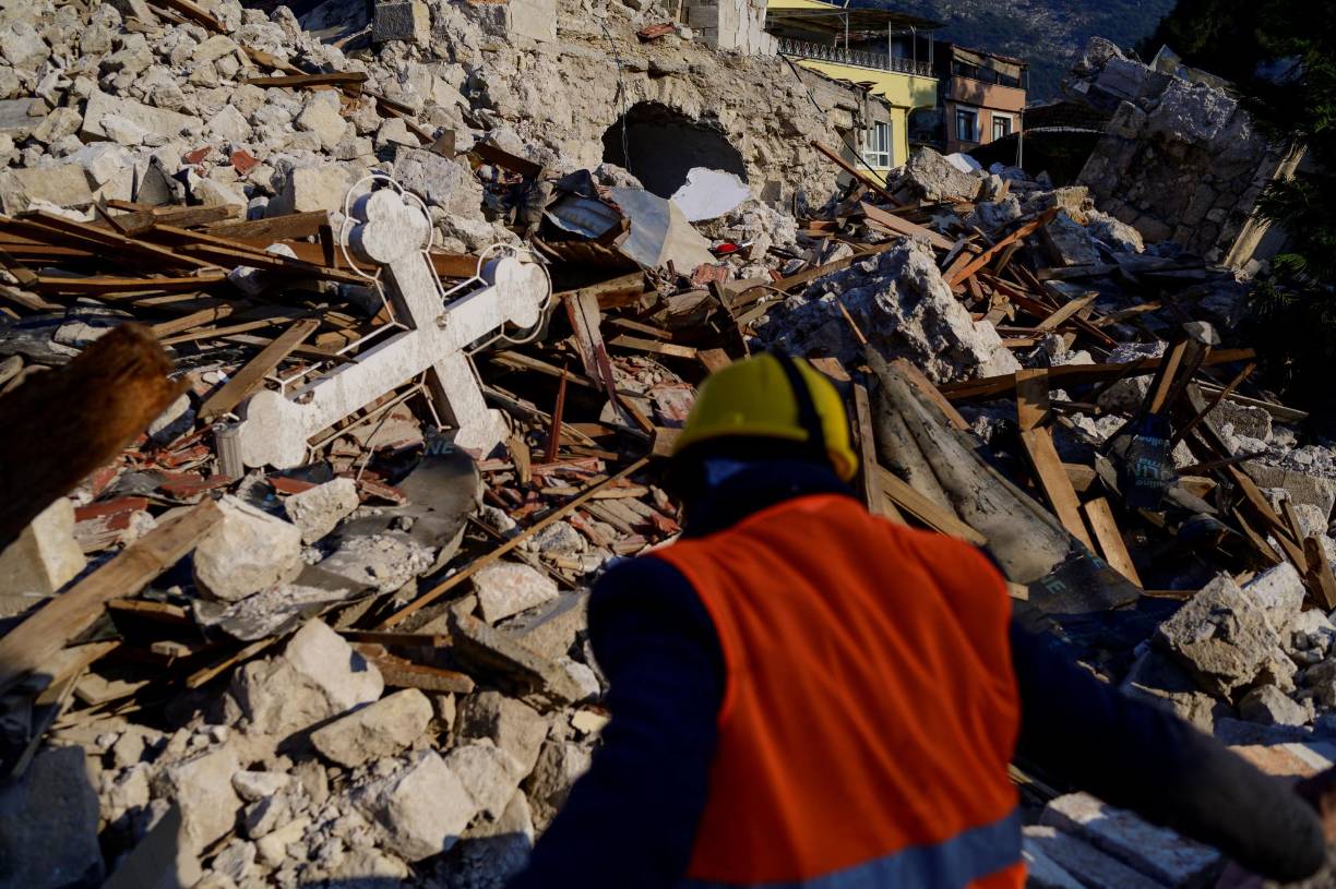 La cruz blanca que dominaba el techo del edificio cayó en medio de un caos de piedras y tablas de madera. “Todos los muros cayeron. Estamos desesperados”, lamenta Sertac Paul Bozkurt, miembro del consejo que administra este lugar de culto. 