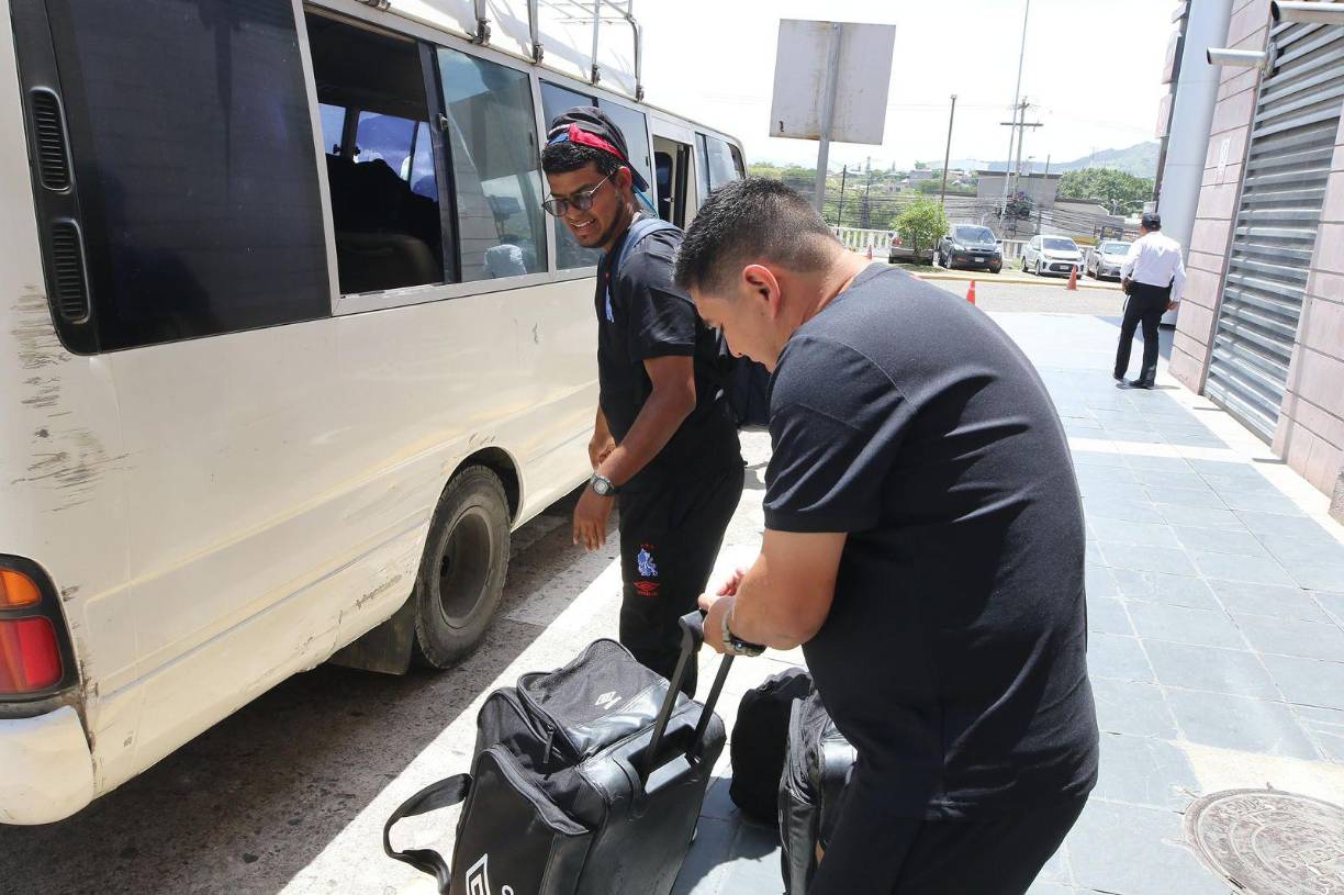 La plantilla de los leones llegó al aeropuerto con varias maletas y la indumentaria del equipo.