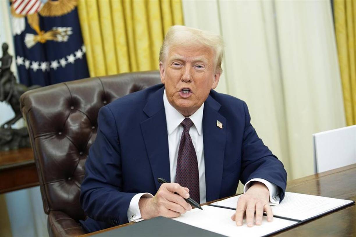 Miller, sin embargo, no confirmó en su conferencia que Trump esté negociando un acuerdo con El Salvador que permita a Estados Unidos deportar a migrantes al país centroamericano aunque no sean originarios de allí, algo que, según informó la cadena CBS, está siendo discutido.