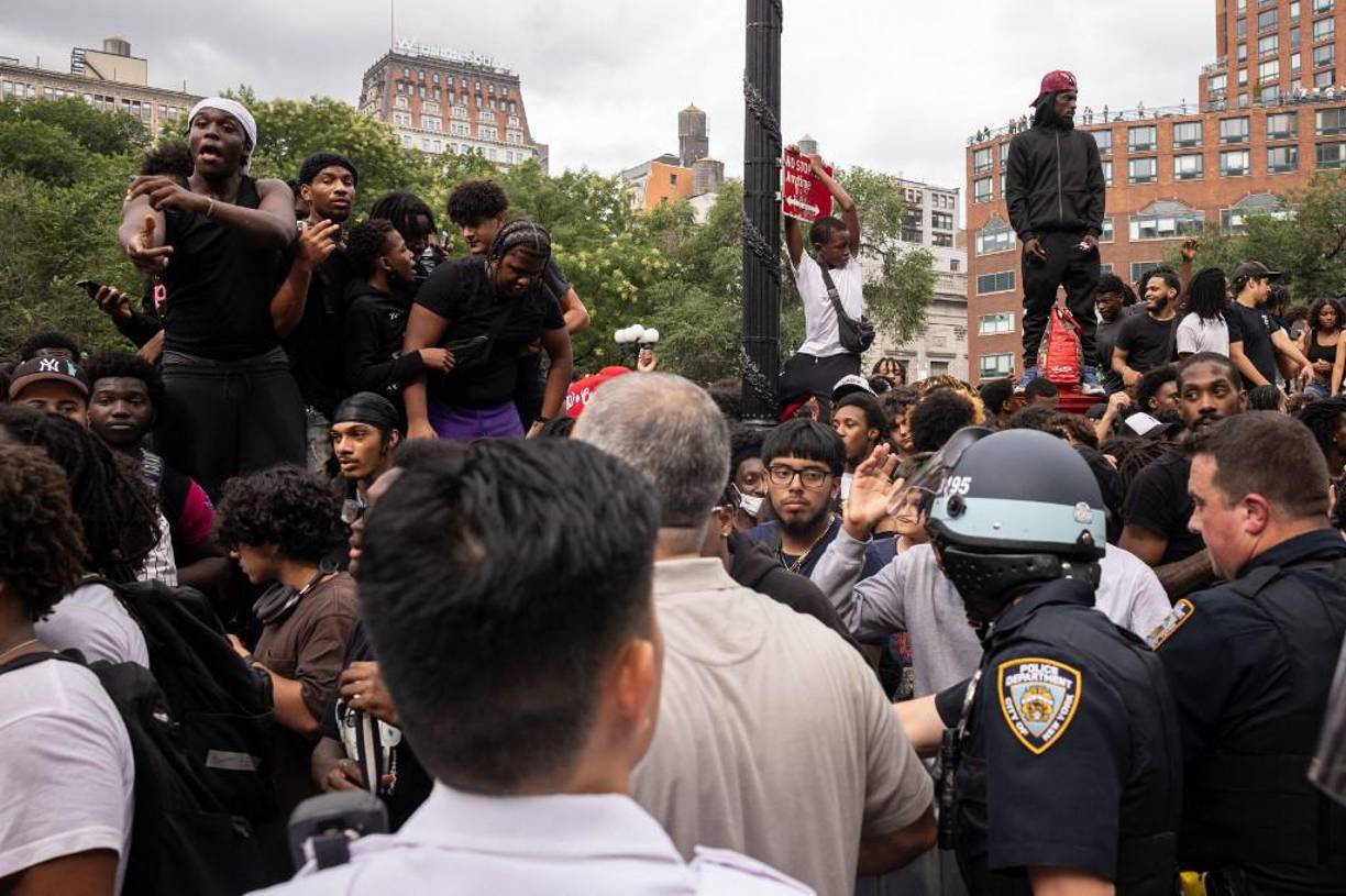 Debido a la gran cantidad de personas que acudieron a la céntrica plaza de Union Square , la mayoría jóvenes, la policía emitió un alerta 4, que implica la movilización de hasta mil uniformados para contener a la multitud que tomó la plaza y las calles que la rodean, paralizando el tránsito en la hora punta.Hubo más arrestos, pero se desconoce su cifra total.