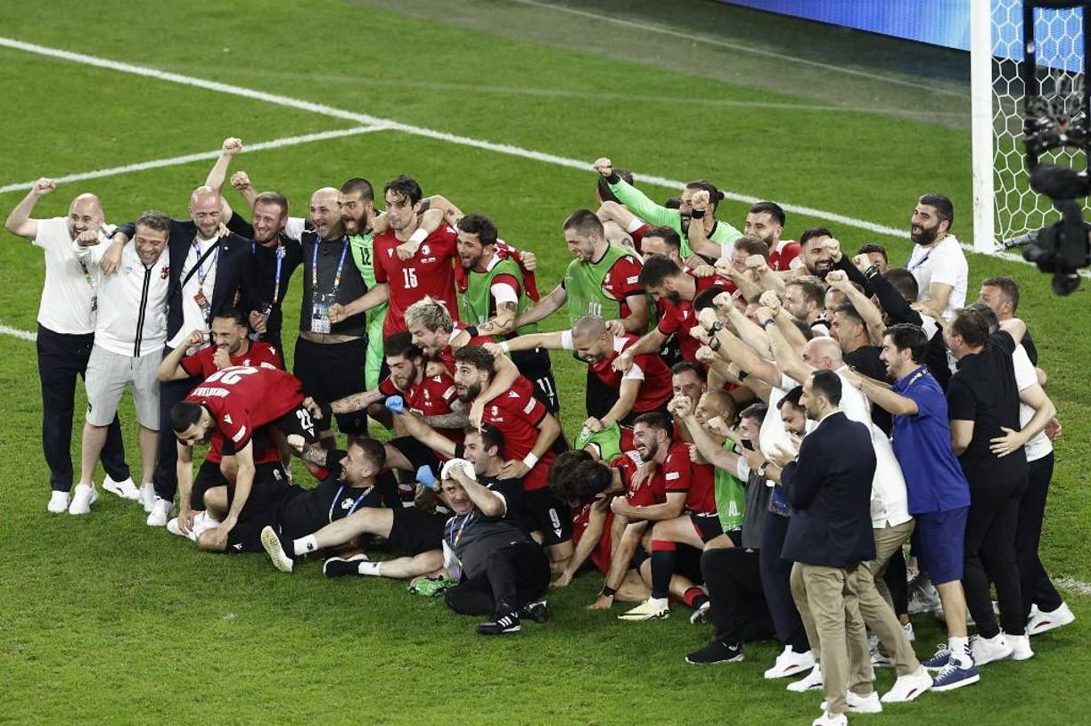 Debutante en la Eurocopa, <b>Georgia</b> dio la gran sorpresa y se impuso 2-0 a Portugal, este miércoles en Gelsenkirchen, y logró el pase a octavos, en los que jugará ante España.