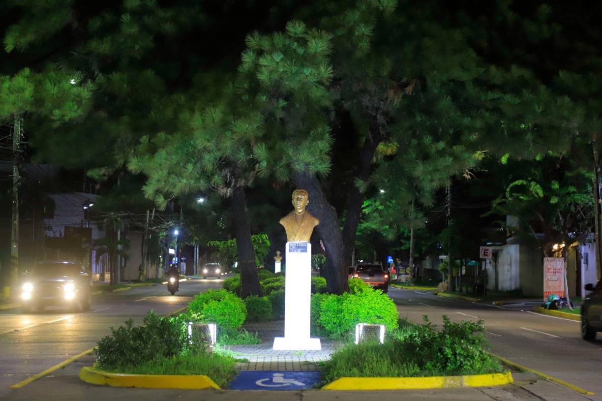 Además, consideró válido solicitar a cada embajada acreditada la donación del busto de sus héroes, moción que fue aprobada en su totalidad.