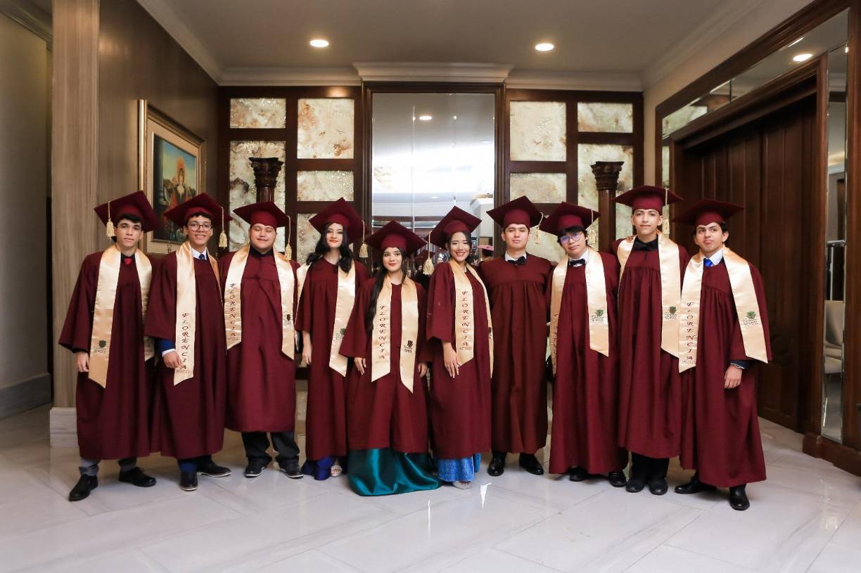 Así lucieron los graduandos con sus togas. 