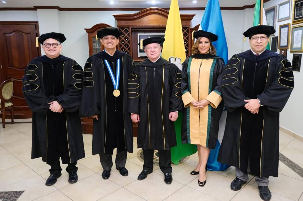 Solemnes actos de graduación de la UTH