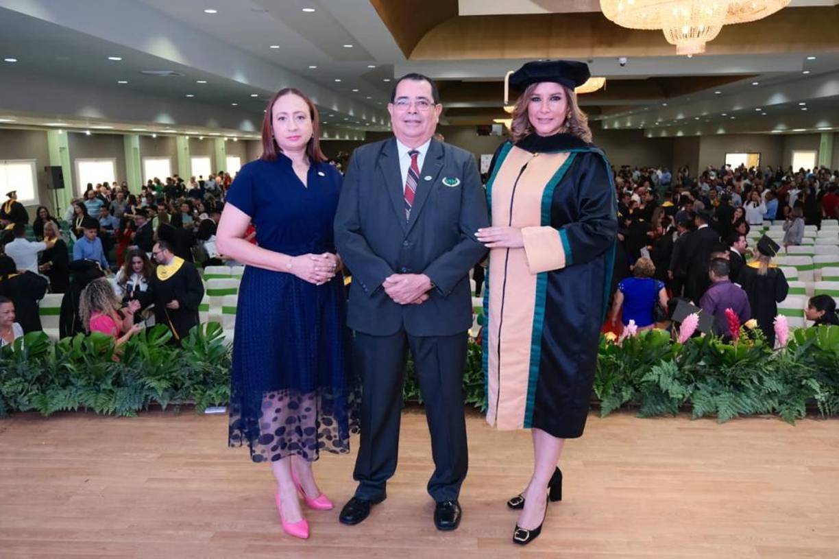 Solemnes actos de graduación de la UTH