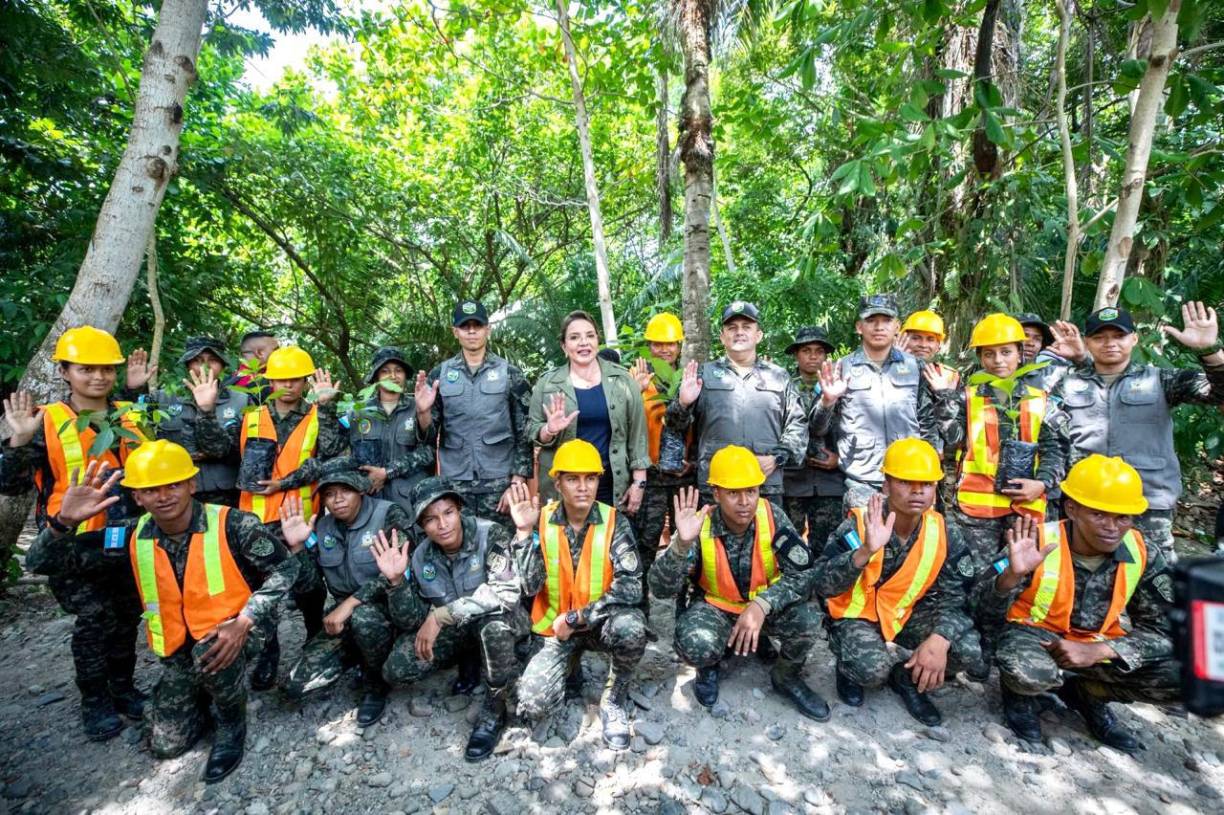 La presidenta de Honduras, Xiomara Castro, presentó este miércoles un plan de combate a la deforestación en el país centroamericano hasta 2029, el cual tendrá una inversión de 19.000 millones de lempiras (769,6 millones de dólares).