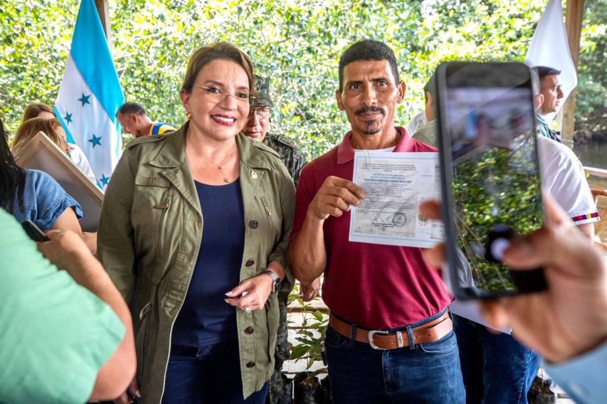 Además, pidió a sus funcionarios ambientales que permanezcan con su personal el 50 % de su tiempo en las zonas afectadas “cuidando nuestros recursos”.