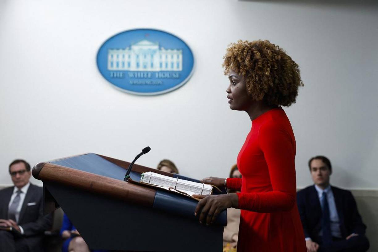 Maine no tiene ni comprobaciones de seguridad universales para quien quiere comprar un arma ni obliga a contar con licencia para tenerla; tampoco hay normas de “red flag” (bandera roja), que impiden que personas que hayan pasado por crisis mentales -como según han publicado varios medios es el caso de Card- posean un arma de fuego.