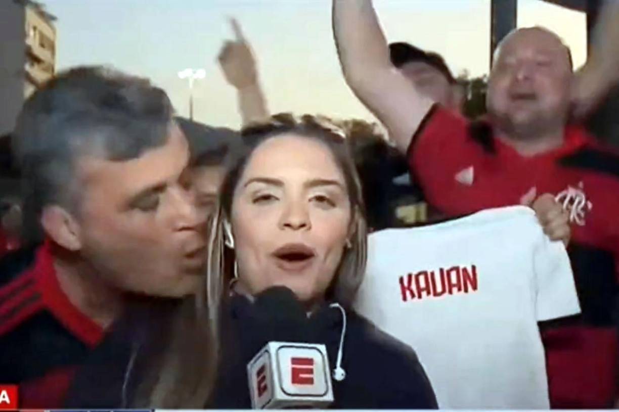 Sobre el final de su informe, un aficionado aprovechó que el grupo se dispersaba y se acercó a Jéssica Dias.