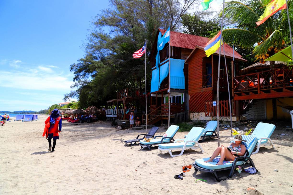 En Tela también puede encontrar cabañas en diferentes sectores de la ciudad para pasar la noche, en caso que la ocupación hotelera esté llena. 