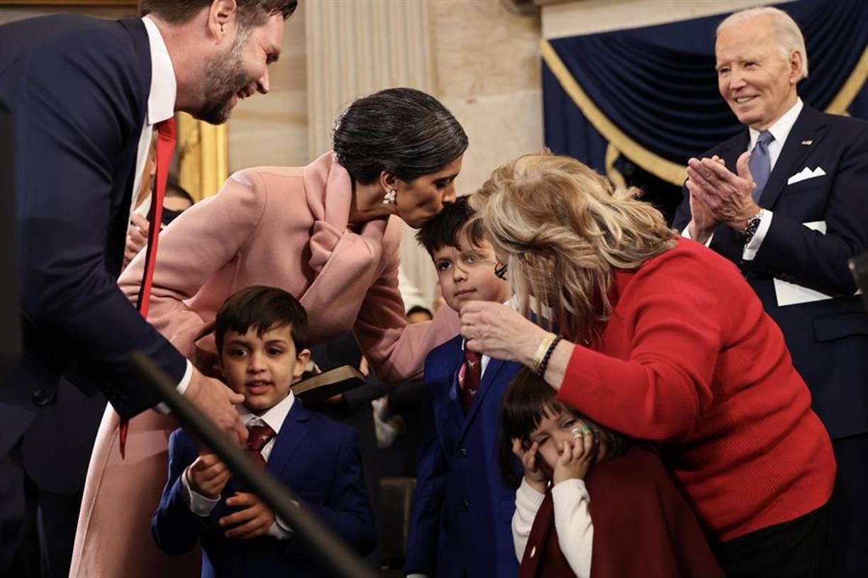 La pareja tiene tres hijos pequeños, Ewan, Vivek y Mirabel.