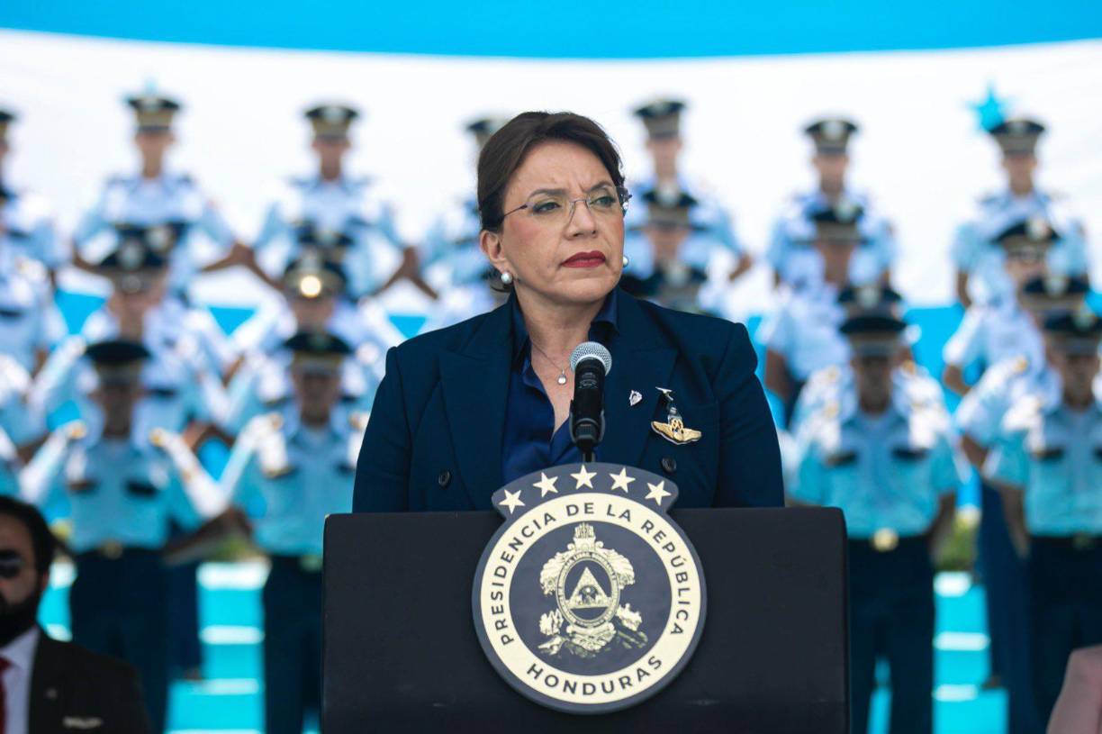 La gobernante, en su intervención, destacó el trabajo de la Fuerza Aérea Hondureña y aseguró que el compromiso de su gobierno es “potenciar el equipo y funciones de la FAH. “Por eso avanza el proyecto de mejorar la flota de aeronaves”, manifestó Castro. 