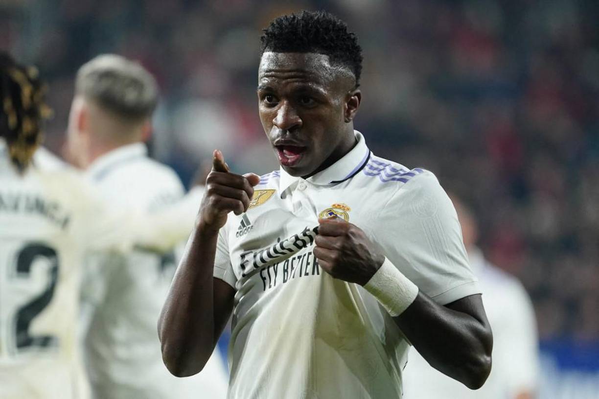 Vinicius mostró el escudo del Real Madrid luego de marcar un gol.Sin embargo, la anotación fue invalidada por claro fuera de juego.
