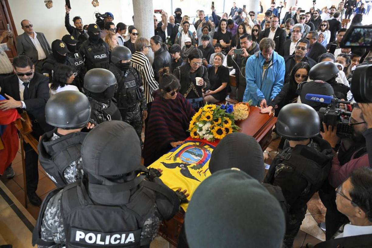 Sin embargo, finalmente un cambio de decisión final ha permitido que el féretro saliese de nuevo del camposanto rumbo al Centro de Exposiciones donde desde por la mañana estaba todo listo para que sus seguidores le dieran el último adiós.