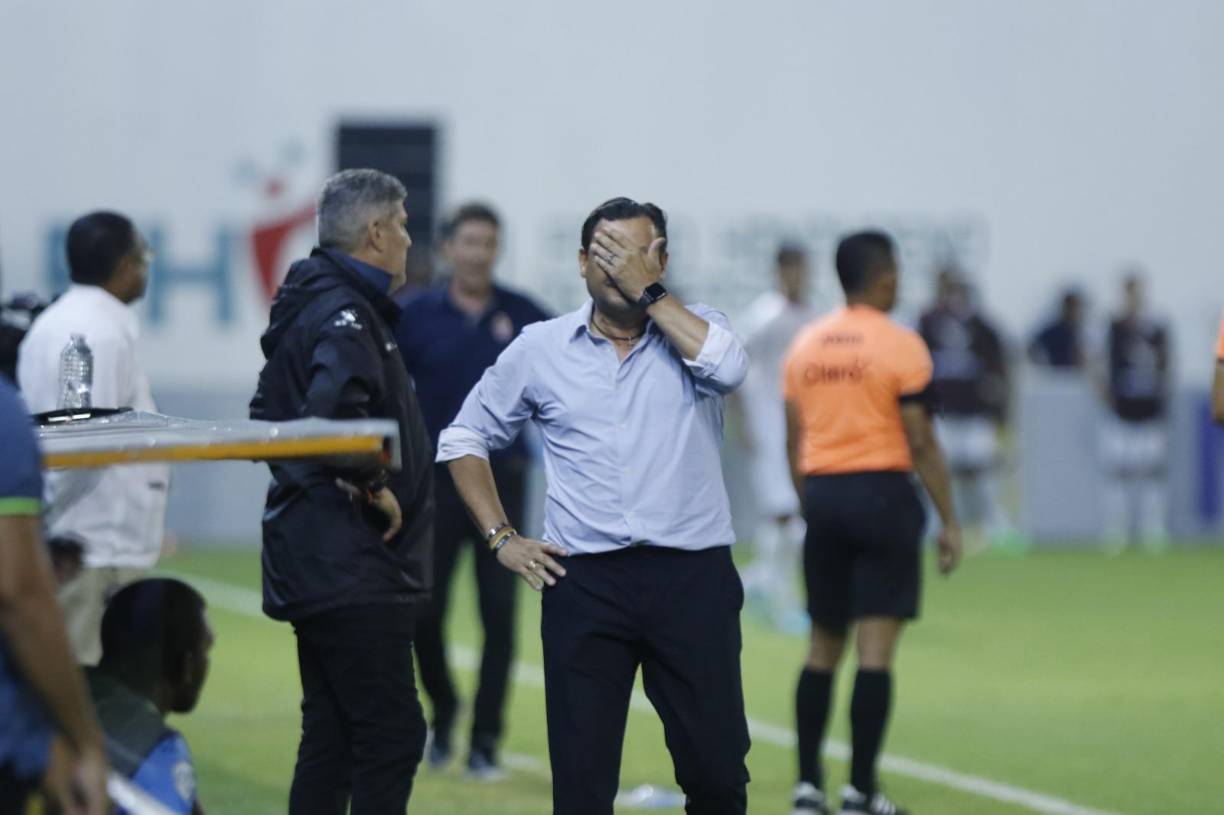 Faltando cinco minutos para el final, el réferi señaló un claro penal a favor de la visita que no aprovechó Rony Martínez. Jeaustin Campos mostró su molestia en pleno cotejo disputado en el Estadio Morazán.