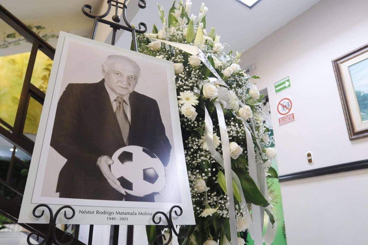 Los restos del Profe están siendo velados en la funeraria Jardines del Recuerdo de San Pedro Sula, donde sus amistades y familiares le acompañan.