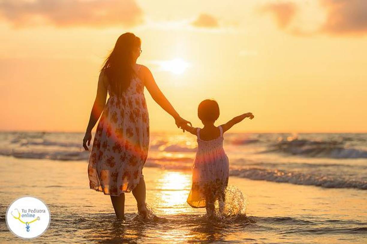 <b>“El tiempo al aire libre, especialmente bajo la luz brillante, ayuda a mantener la forma adecuada del ojo”</b>, señala <b>Chase Ludwig</b>, cirujano vitreorretinal del Instituto de Ojos Byers de la Universidad de Stanford, en la misma entrevista. Esta conexión entre la luz solar y la prevención de la miopía ha sido respaldada por más de 15 años de investigaciones científicas.