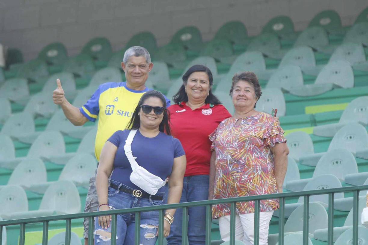 ¡En familia! Así disfrutaron muchos aficionados el duelo entre Marathón y Olancho FC. 