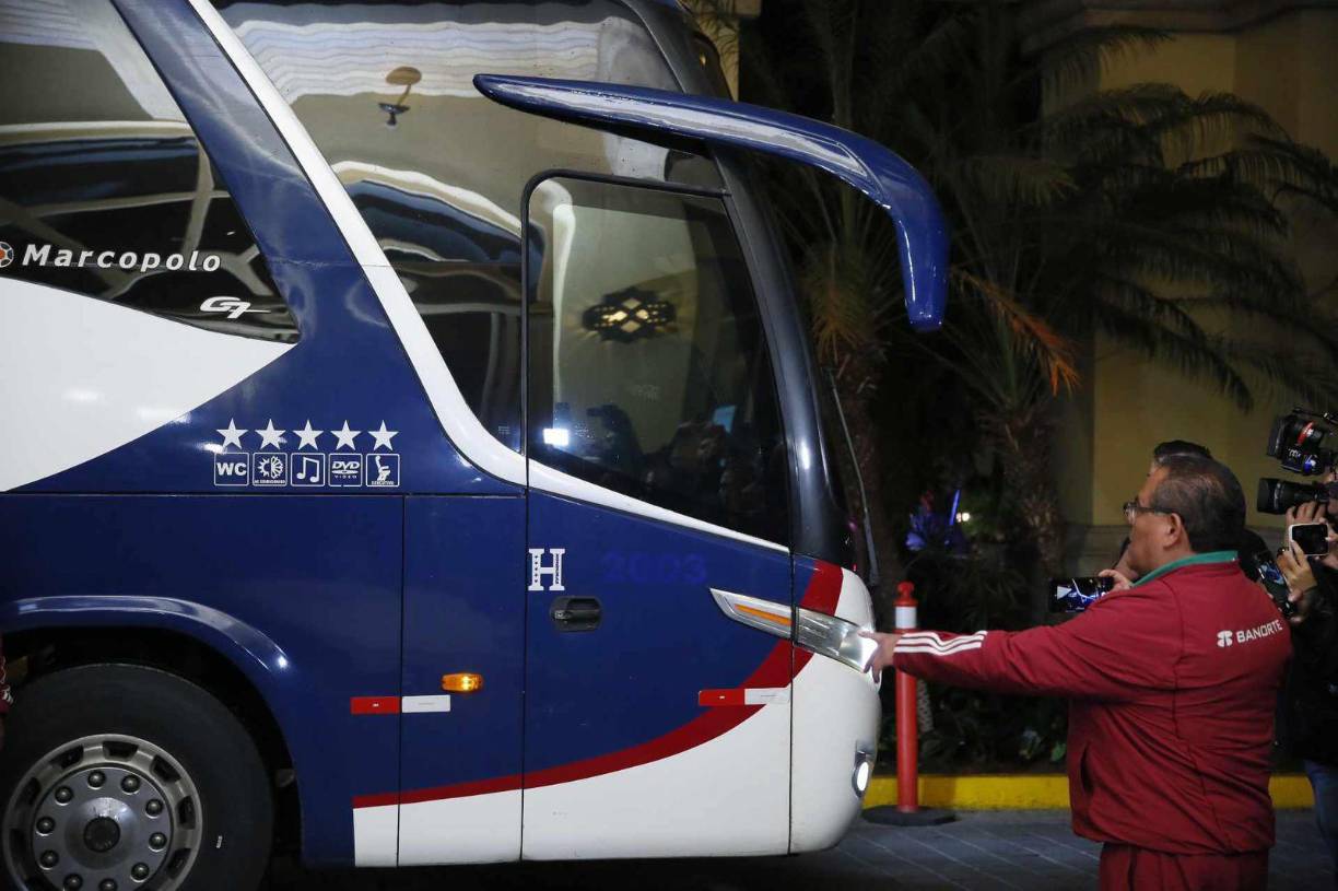 La delegación mexicana aterrizó en tierras catrachas a las 7 de la noche, pero al hotel de concentración arribó hasta las 8:30 PM, donde fueron recibidos por medios de prensa e hinchas aztecas.