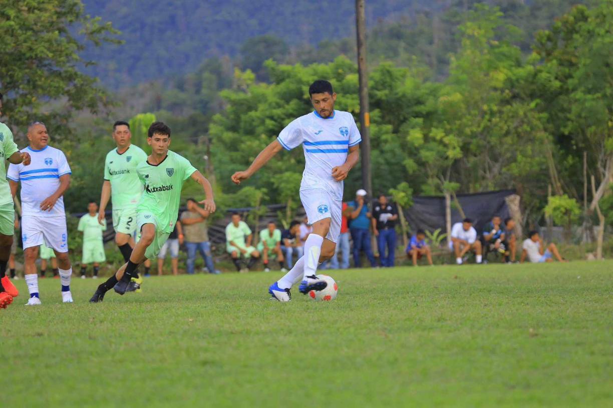 Una de las curiosidades fue que Noel Valladares colgó los guantes como leyenda y jugó de delantero.