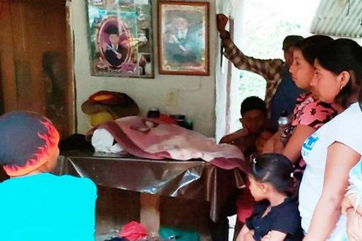 La paz se cortó en la aldea La Batea cuando una bebé de nueve meses y su madre fueron atacadas mortalmente por un hombre que ingresó enardecido a la vivienda en la que residían.