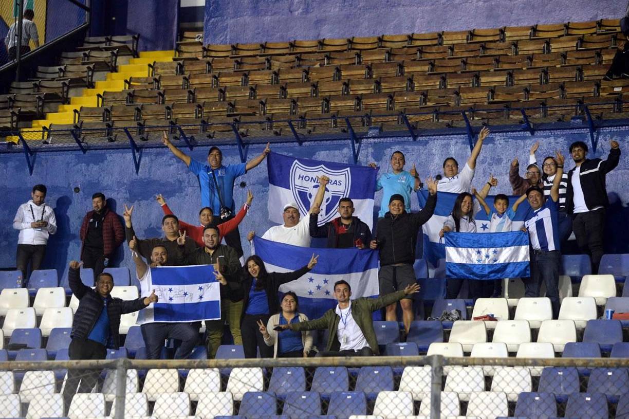 Un grupo de aficionados hondureños alentaron al equipo Sub-17 nacional en el Los hondureños acabaron destrozados en el campo del Estadio Doroteo Guamuch Flores de Guatemala.