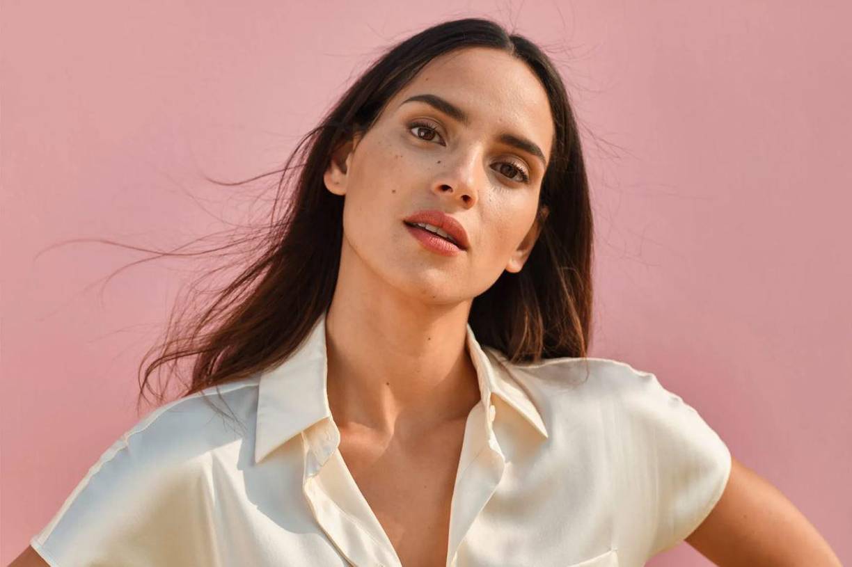 La transición tan abrupta representa la meta que ella misma se planteó como actriz, pues considera que mientras más rostros pueda adoptar, ayudará a alejar a los latinos de los estereotipos.