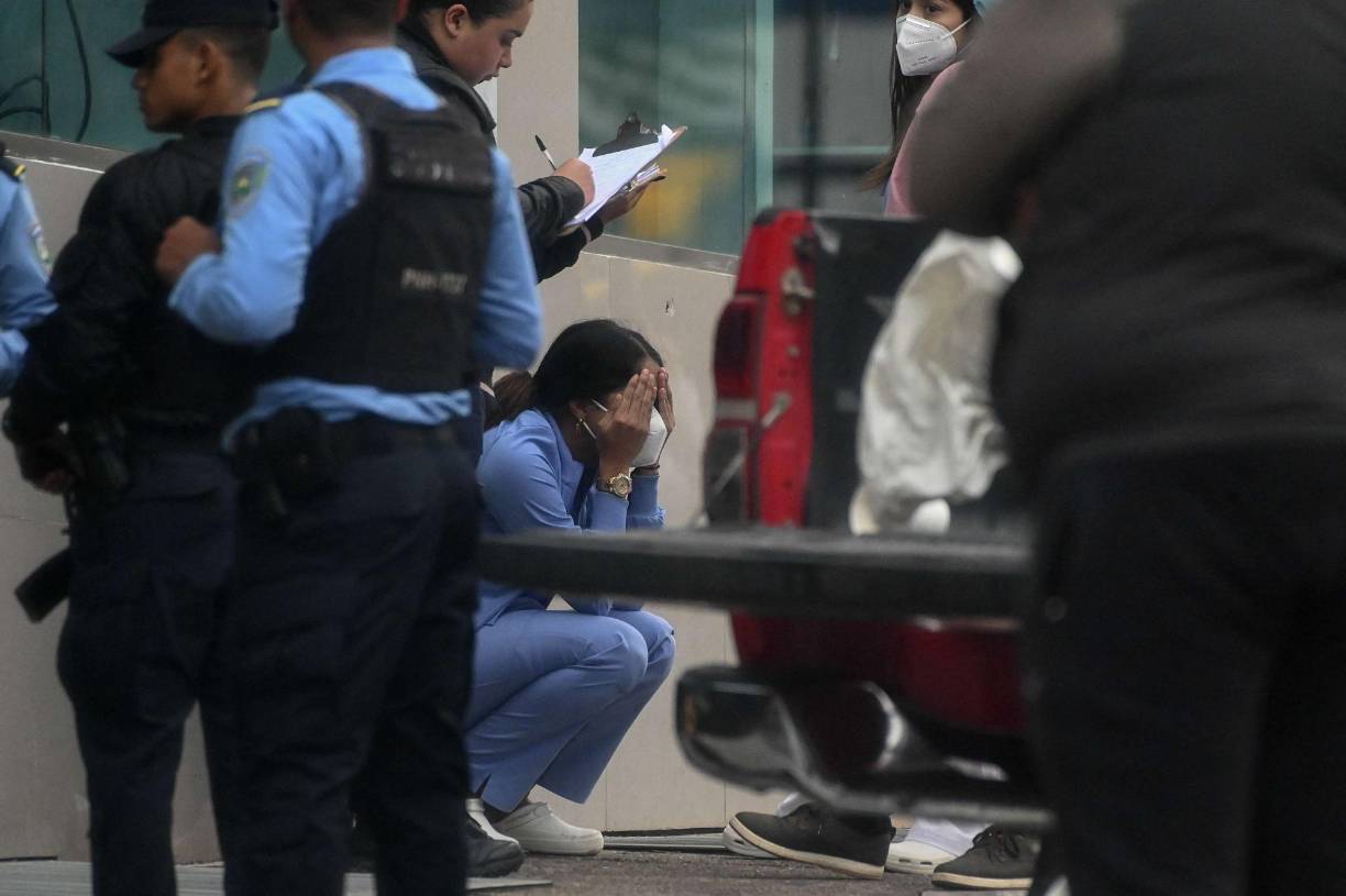 El resto de sus amigos iban atrás de ellos en un “pick up”, abordado por Luis Zelaya, en compañía de otras cuatro personas: dos hombres y dos mujeres. Más atrás estaba un tercer automóvil, en el que se conducía José Vásquez. Justamente, a las 2 horas, 0 minutos con 30 segundos de la madrugada, el “pick up” en el que iban los asesinos avanzó (en su paso le arrancó el bómper delantero a otro vehículo) al menos cinco metros hasta cruzar en diagonal para impedir la salida del estacionamiento. Seis hombres descendieron del automóvil y uno quedó a bordo a la espera de que sus compinches regresaran tras ejecutar la operación.