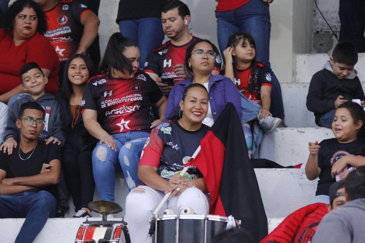 Todos llegaron a disfrutar del partido que definirá a uno de los finalistas de la Liga de Ascenso.