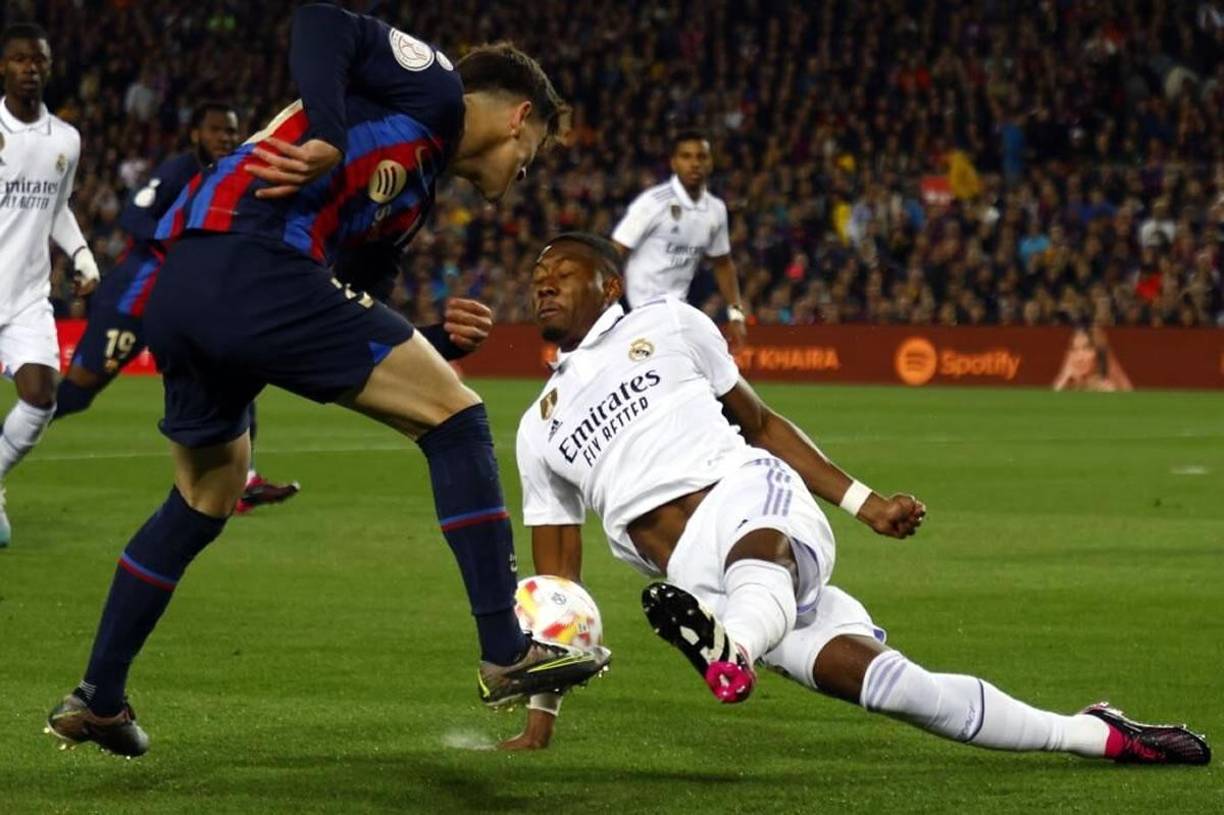 La polémica del partido: la mano de David Alaba tras un centro de Gavi.