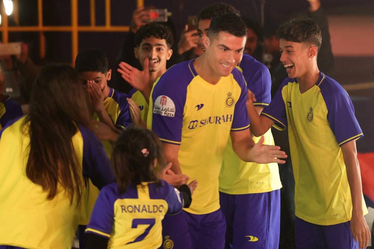 Los niños le dieron la bienvenida a Cristiano Ronaldo y el crack luso los atendió de forma muy amena.