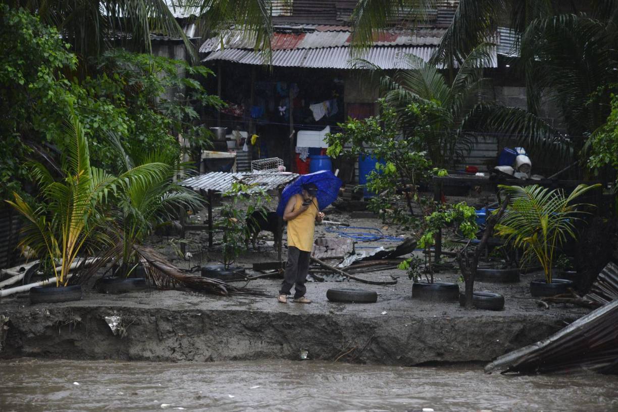 “La Alerta Roja no es solo un llamado, es una medida obligatoria que busca salvar vidas”, recalcó el meteorólogo.